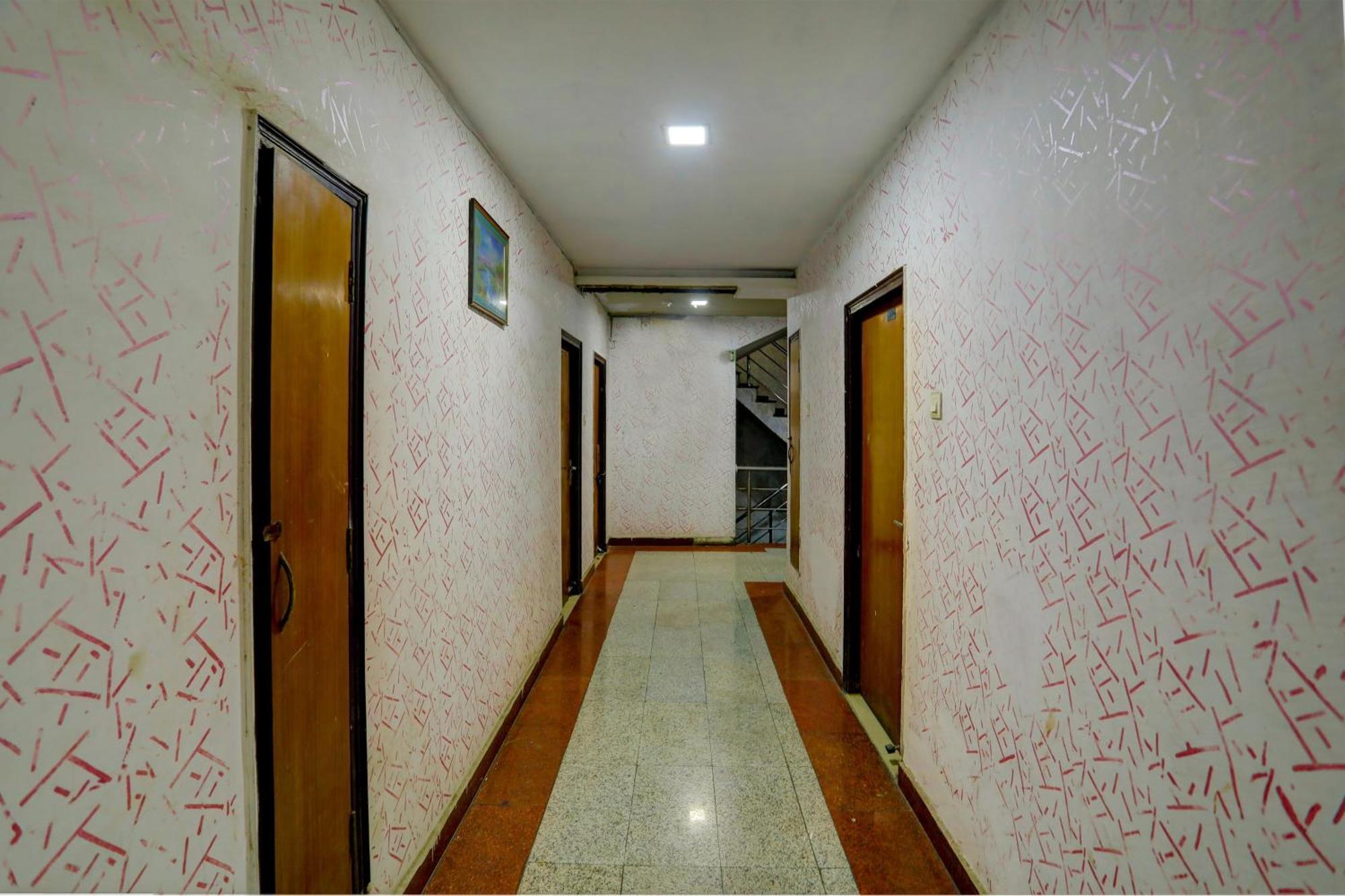 Hotel Monarch Inn Лакнау Екстериор снимка
