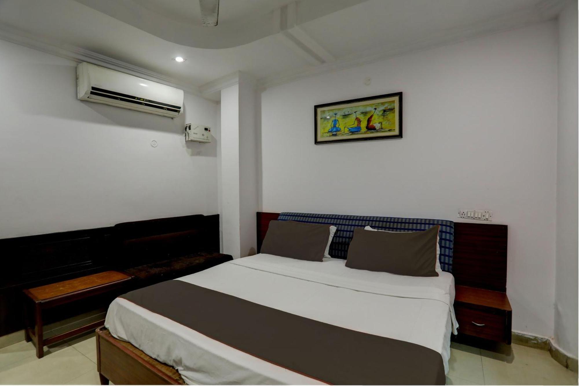 Hotel Monarch Inn Лакнау Екстериор снимка