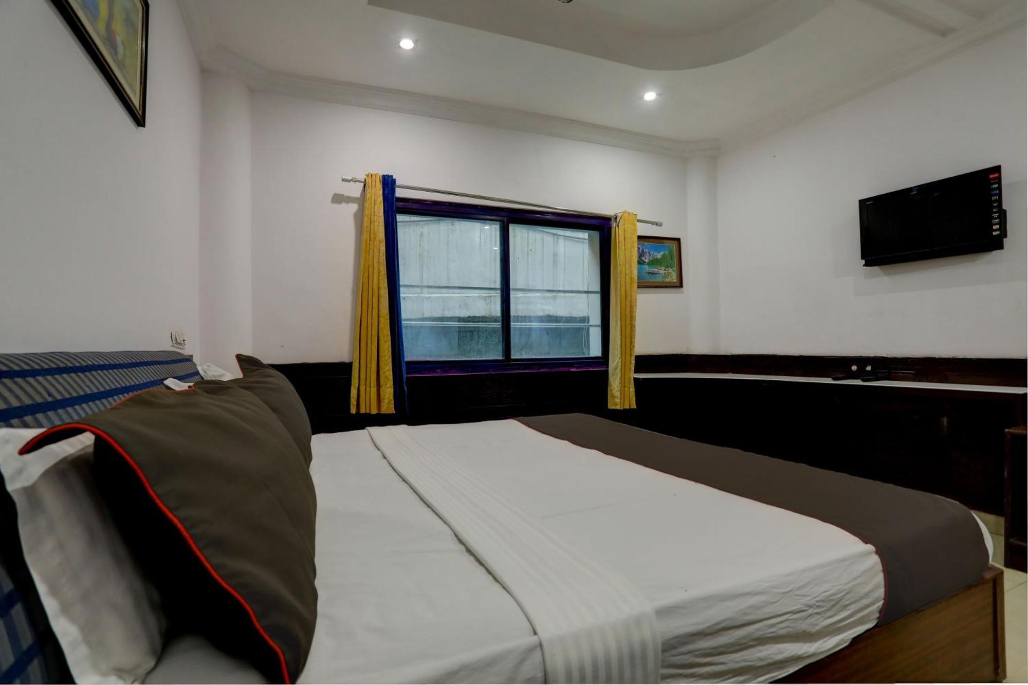 Hotel Monarch Inn Лакнау Екстериор снимка