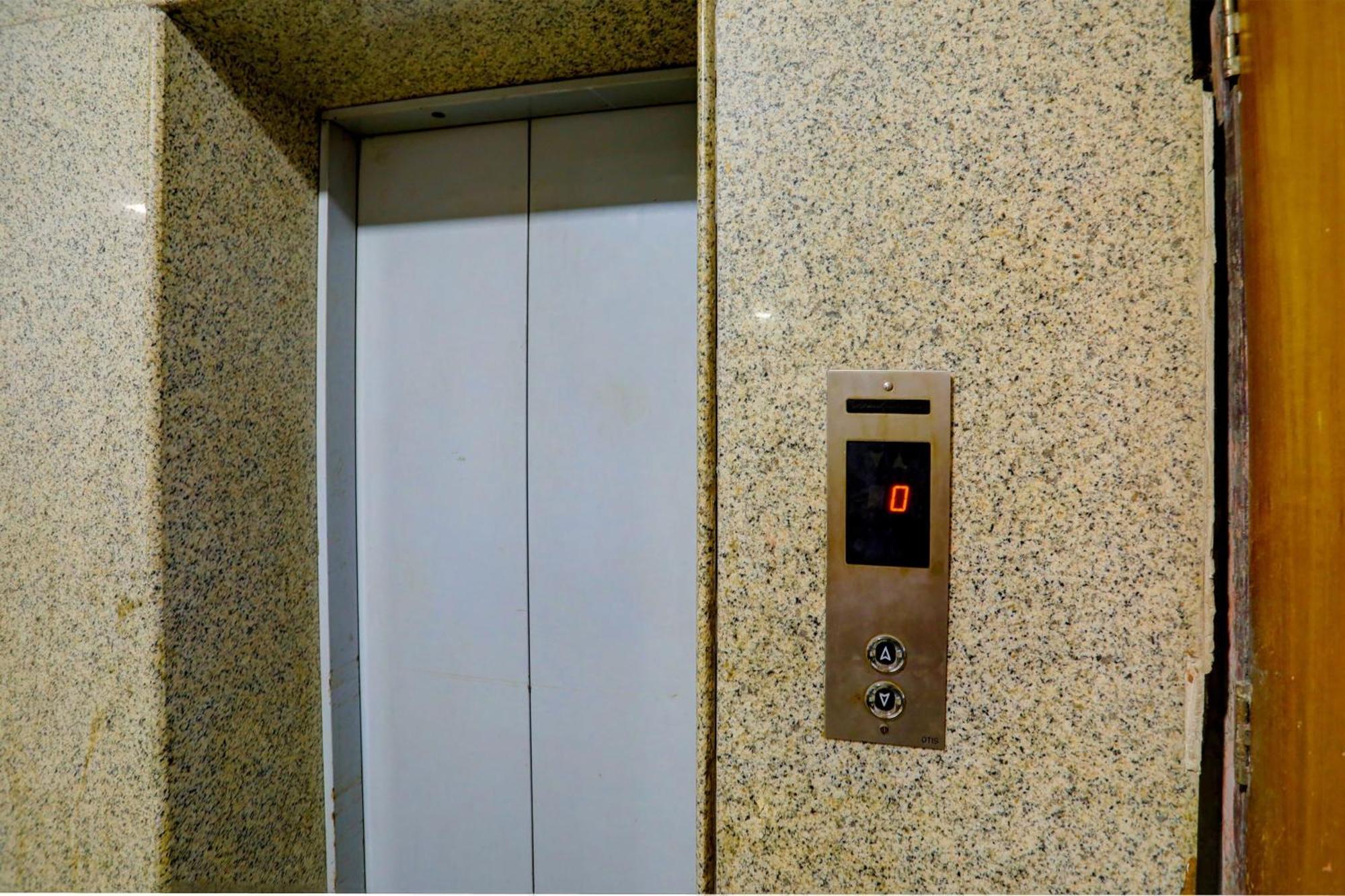Hotel Monarch Inn Лакнау Екстериор снимка