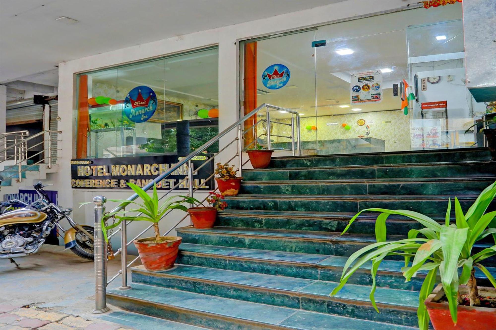Hotel Monarch Inn Лакнау Екстериор снимка