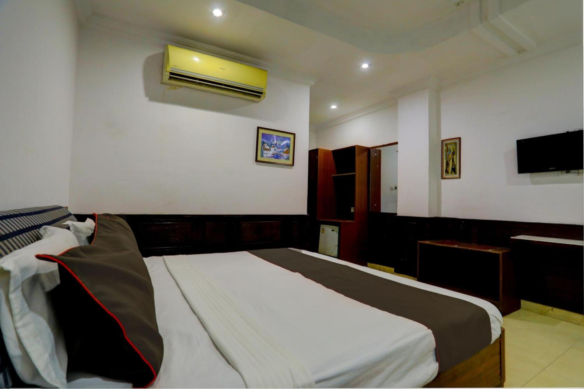 Hotel Monarch Inn Лакнау Екстериор снимка