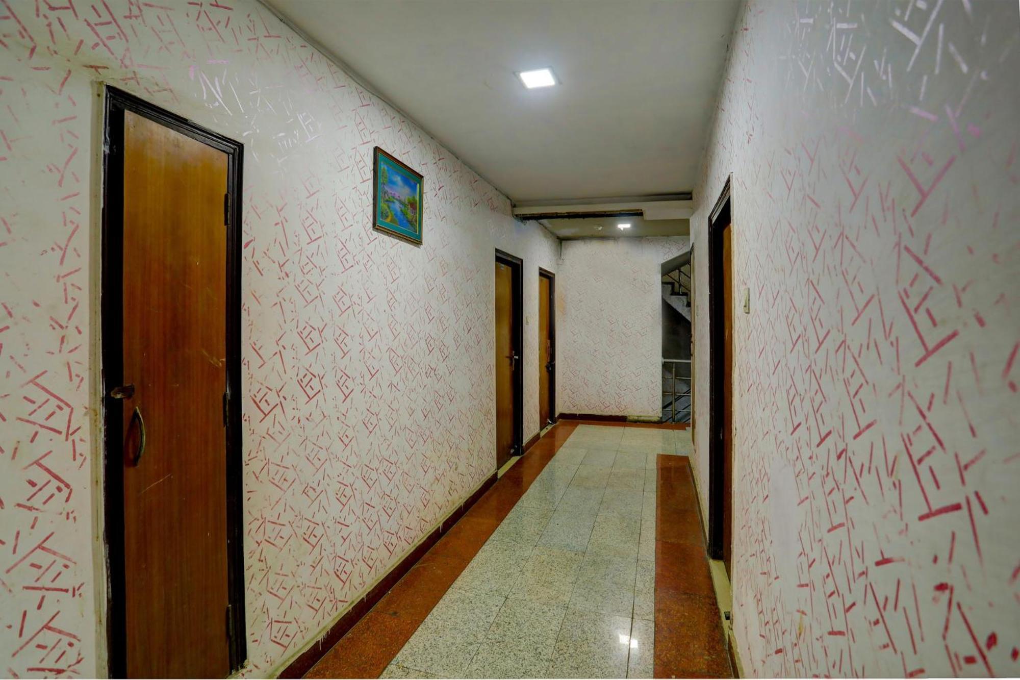 Hotel Monarch Inn Лакнау Екстериор снимка