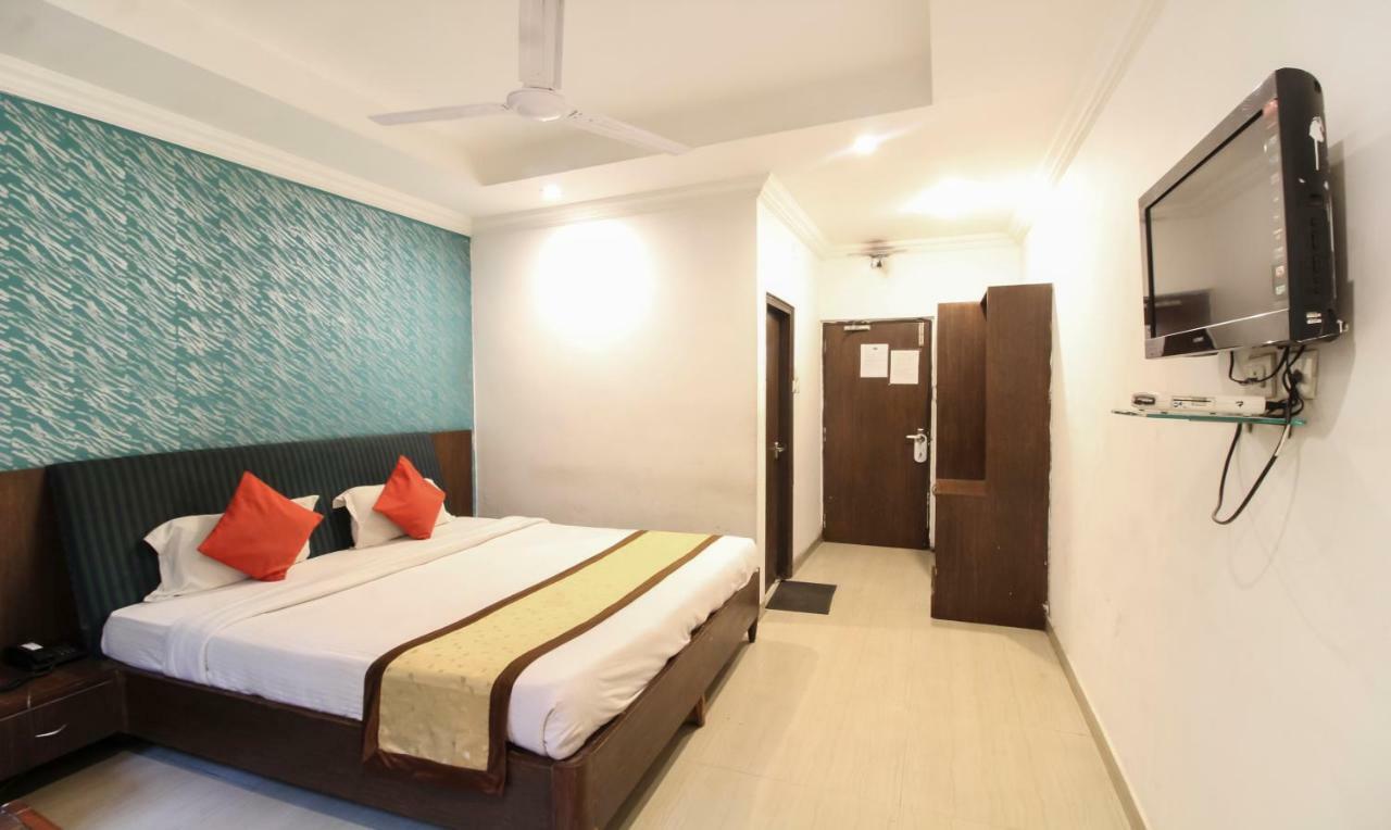 Hotel Monarch Inn Лакнау Екстериор снимка