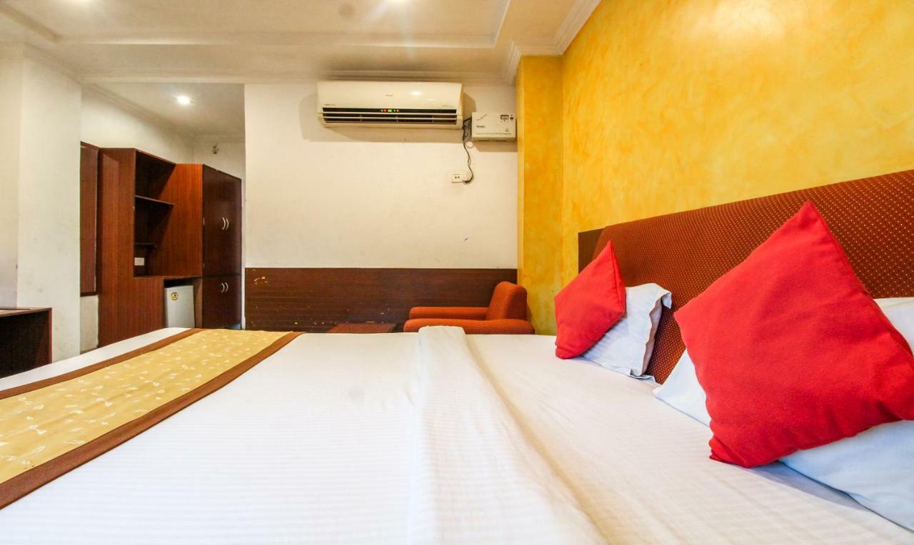 Hotel Monarch Inn Лакнау Екстериор снимка