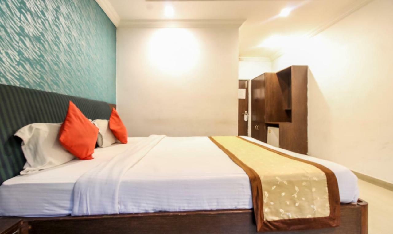 Hotel Monarch Inn Лакнау Екстериор снимка