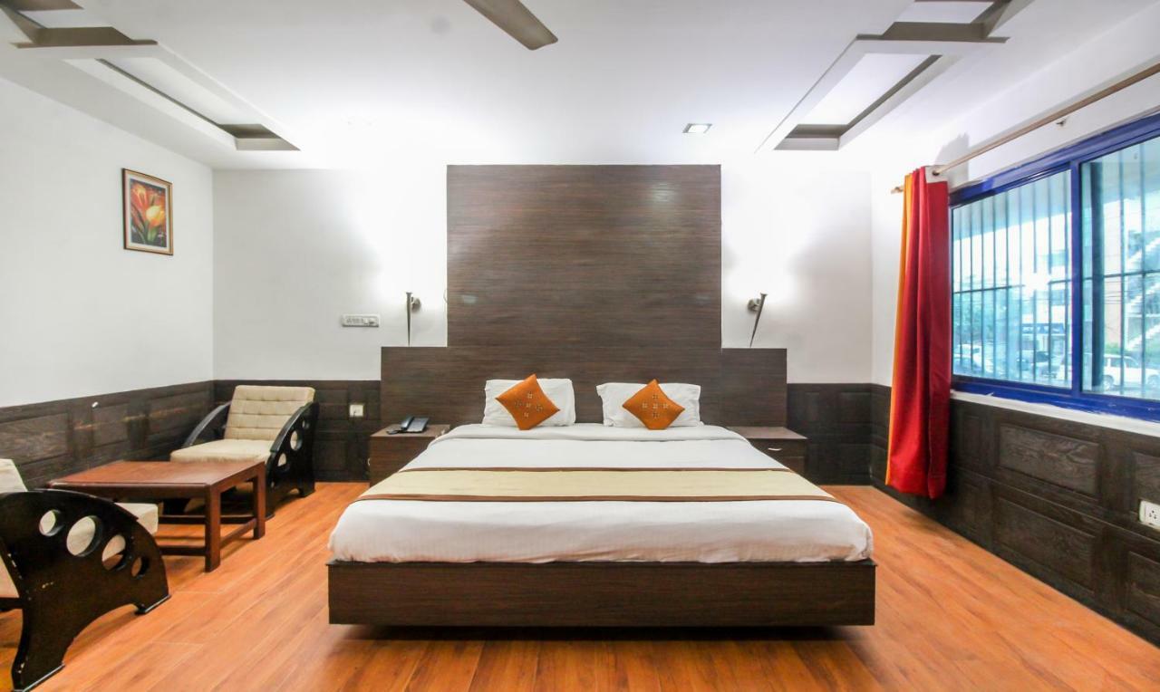 Hotel Monarch Inn Лакнау Екстериор снимка