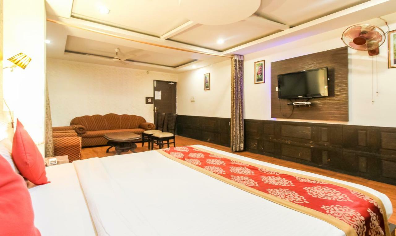 Hotel Monarch Inn Лакнау Екстериор снимка