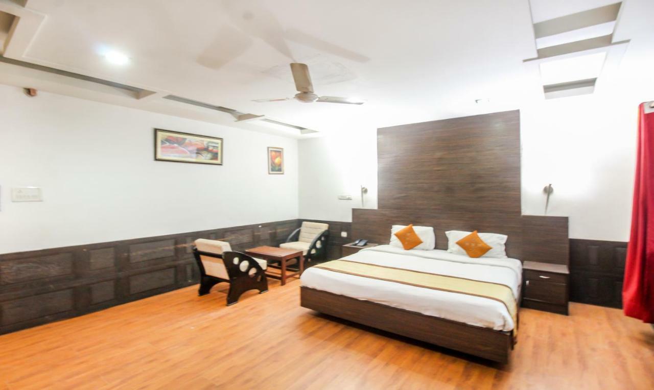 Hotel Monarch Inn Лакнау Екстериор снимка