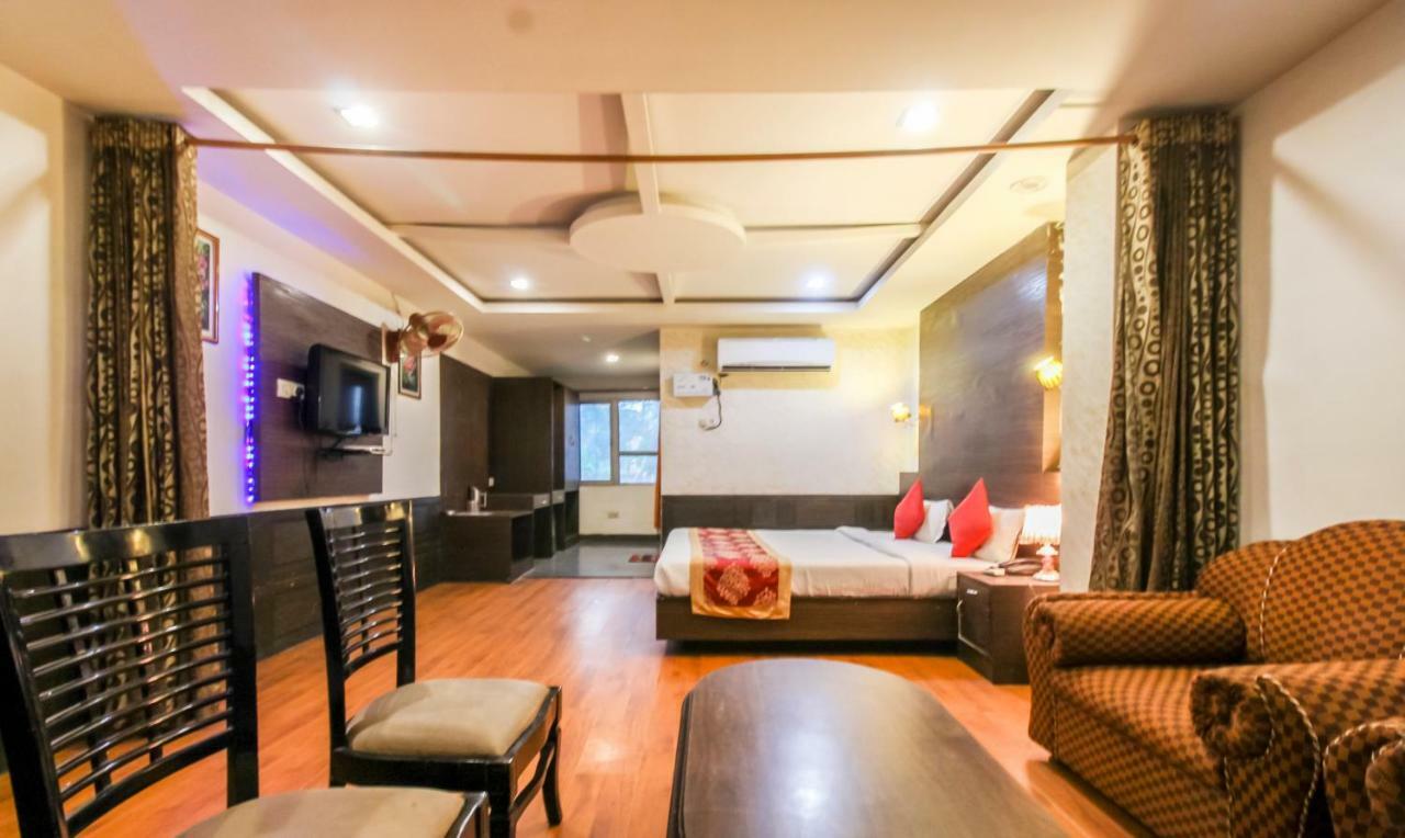 Hotel Monarch Inn Лакнау Екстериор снимка