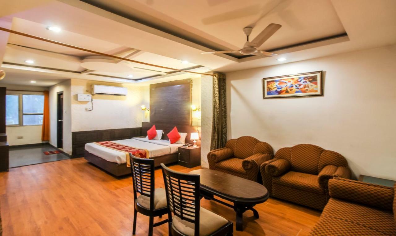 Hotel Monarch Inn Лакнау Екстериор снимка
